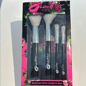 Betsey Johnson Makeup Brushes & cosmetic bag set BNIB